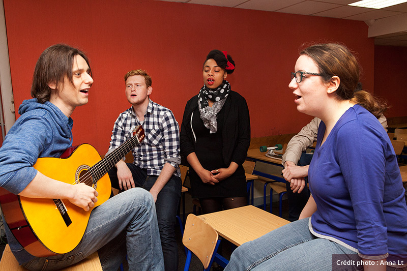 Groupe d'élèves en cours de chant avec Brice Sommen à la guitare