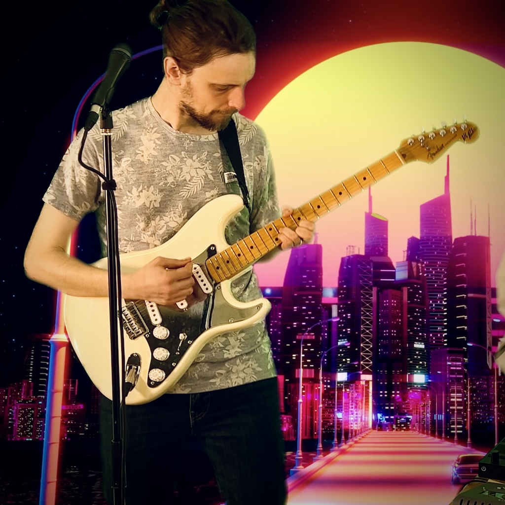 Brice Sommen jouant de la guitare électrique Fender Stratocaster dans une ambiance synthwave